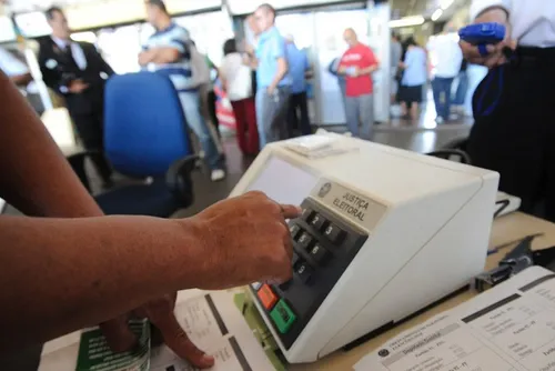 Virada de idade nas urnas: eleitores 60+ já superam jovens em AL
