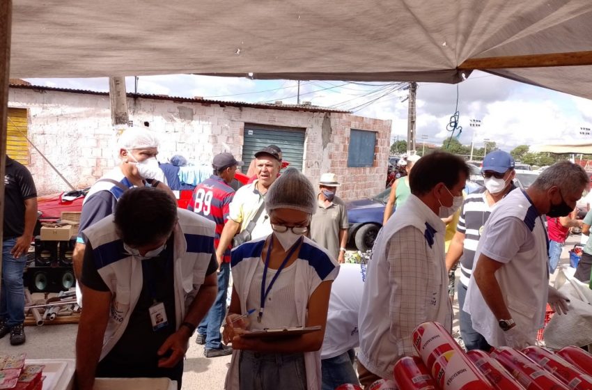 Vigilância Sanitária fiscaliza feira apreende 200 kg de alimentos impróprios