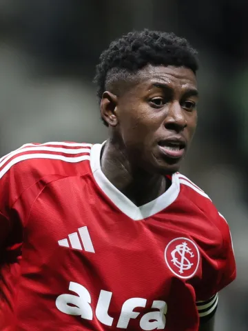 Vitão assina com o Flamengo e será apresentado após retorno de diretor