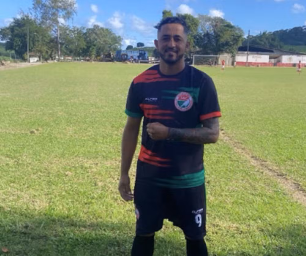 Treinador de clube de futsal é morto durante transmissão ao vivo de partida