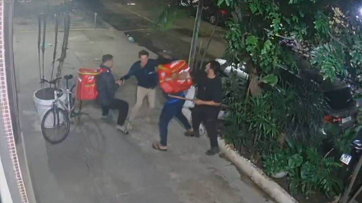Homem é espancado por mais de 7 minutos após falsa acusação no Rio