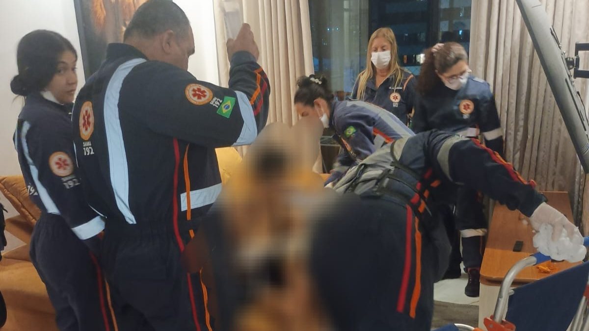 Mulher é presa após esfaquear companheira em apartamento na Ponta Verde