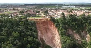 Cratera avança e ameaça casas, gerando medo em Rio Largo