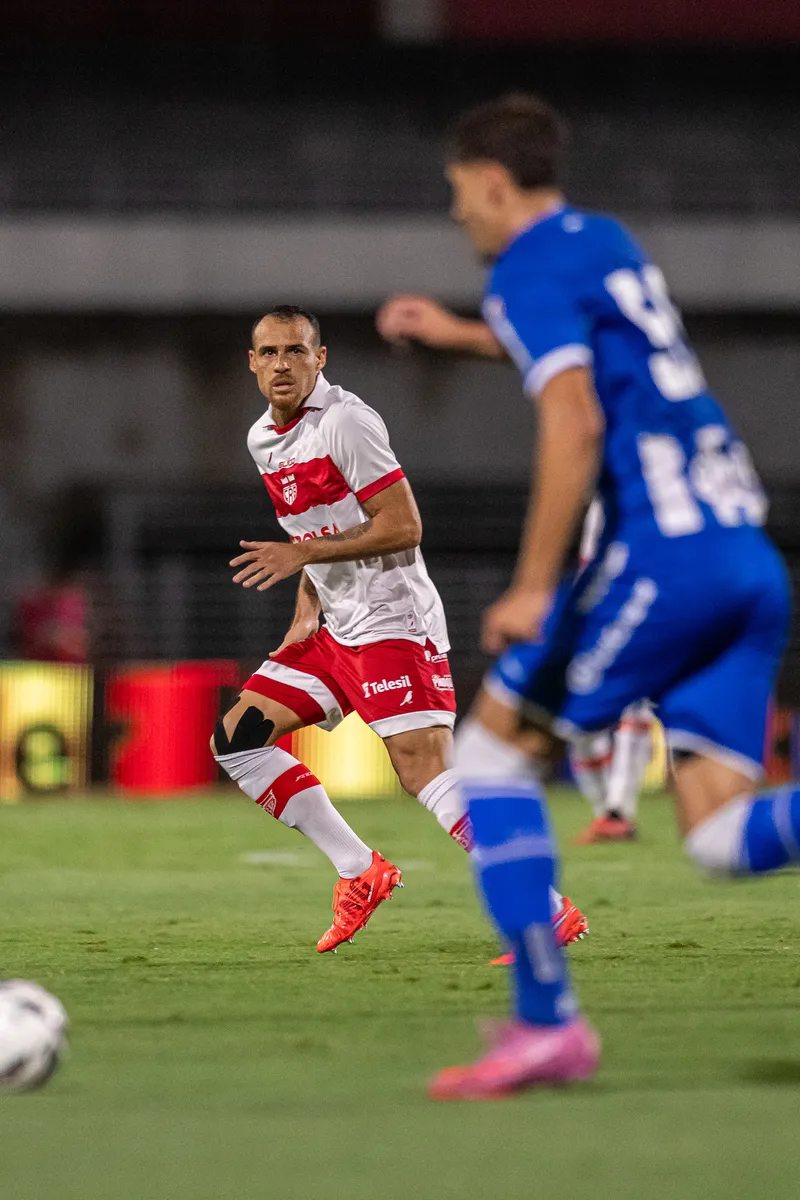 Lesão de Pedro Castro aumenta lista de baixas do CRB após derrota ao Avaí