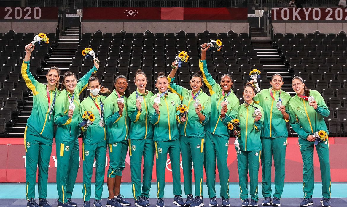 Brasil perde para os EUA e é prata no vôlei feminino em Tóquio
