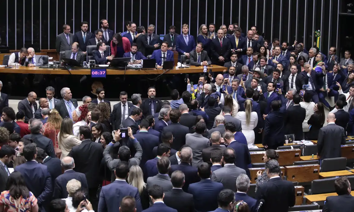 Deputados aprovam urgência para votação da anistia dos atos de 8 de janeiro
