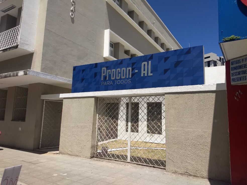Sede da Caixa é notificada pelo Procon AL por impedir que clientes com dívidas abram conta