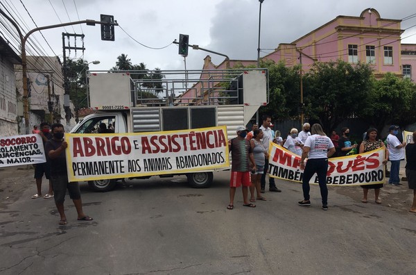 Famílias protestam por soluções para quem sofre de ilhamento socioeconômico