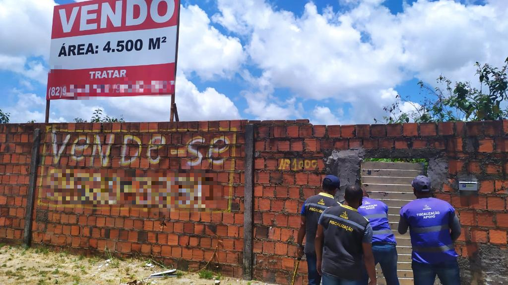 Convívio Social multa imobiliária por publicidade irregular em área da prefeitura
