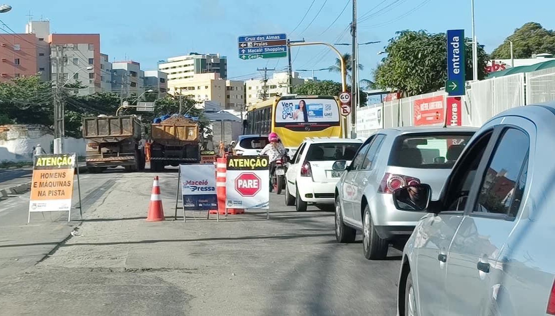 Prefeitura de Maceió notifica empresa por causar trânsito na Gustavo Paiva