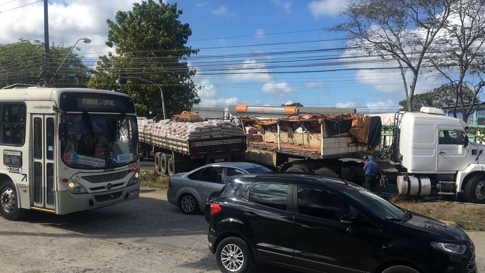 Carreta quebra na Durval de Góes Monteiro bloqueando as vias e trânsito fica lento