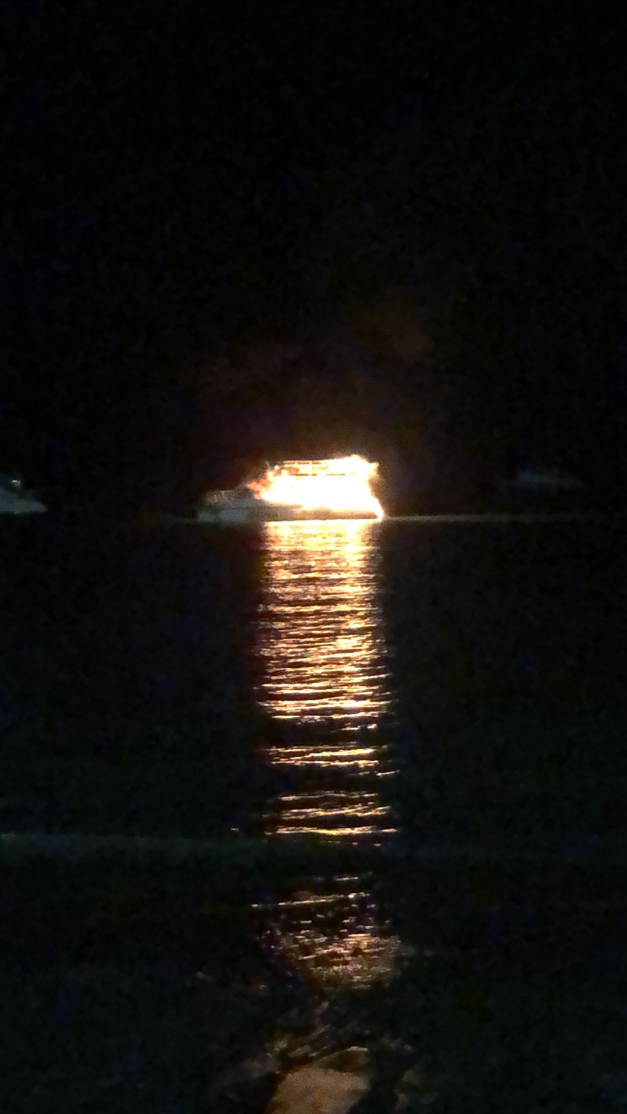 Catamarã pega fogo no mar em Maceió; veja vídeo