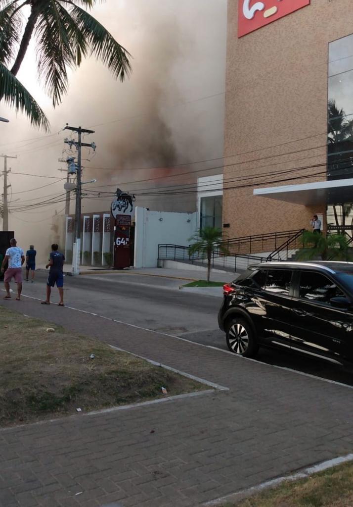 Vídeo: fumaça em churrascaria assusta quem passava pela Ponta Verde