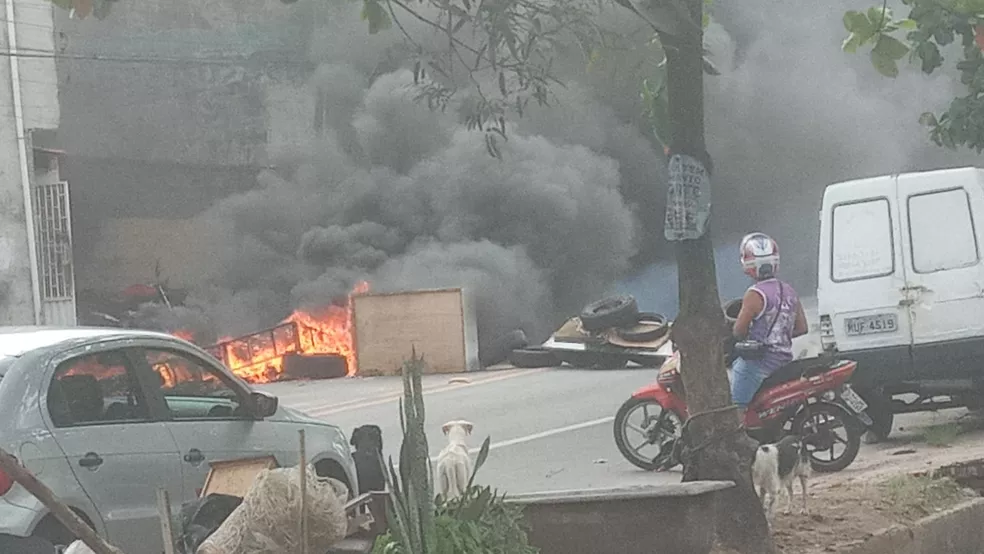 Protesto fecha Avenida Senador Rui Palmeira, em Maceió