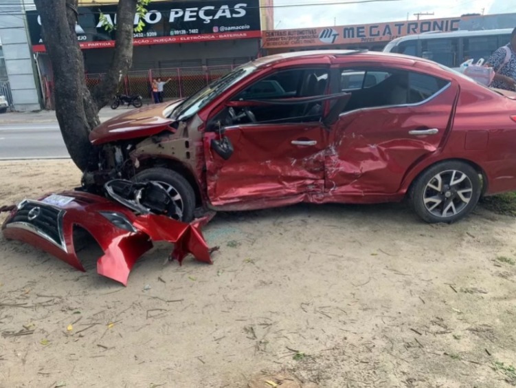 Idoso avança com carro após passar mal e provoca acidente no Tabuleiro do Martins