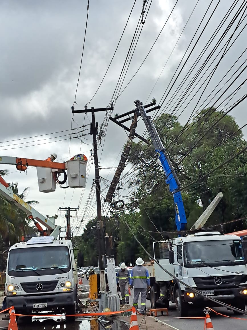 Poste de energia se parte ao meio e fica pendurado na fiação, no Tabuleiro