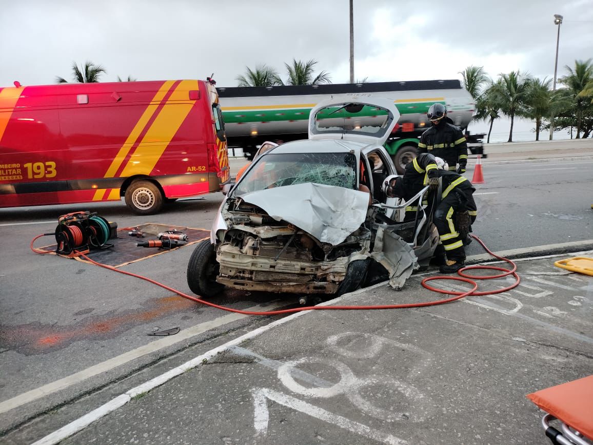 Motorista fica preso às ferragens após dirigir na contramão e colidir com carreta, em Maceió