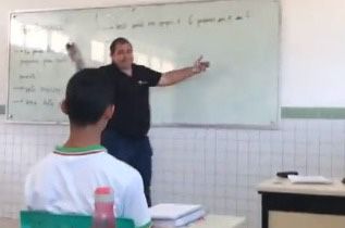 Empatia: professor do IFAL viraliza nas redes ao dar aula em silêncio para não acordar filha de aluna