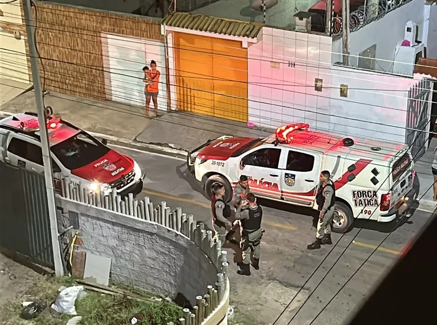 PM resgata mulher e bebê ameaçados com facas na Praia do Francês