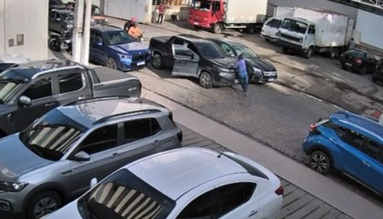 Vídeo: Homem é baleado dentro de carro de luxo na Ponta Verde