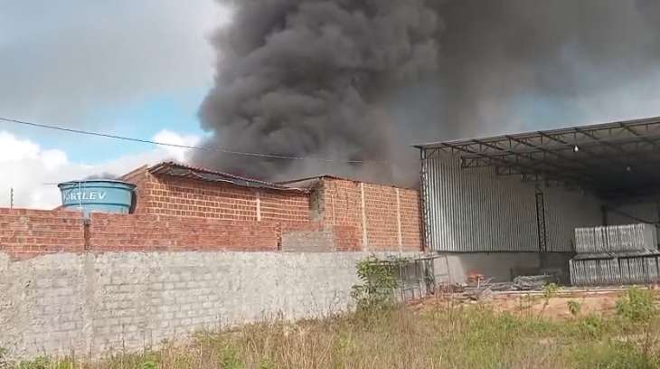 Incêndio destrói fábrica de estofados e causa prejuízo de R$ 250 mil em Arapiraca