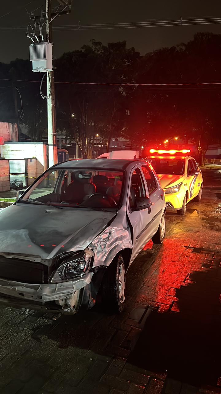 Homem tenta fugir após assalto, bate carro em outro veículo e é preso em Maceió