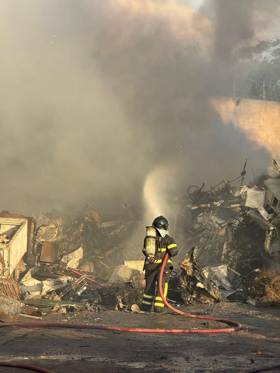 Incêndio atinge centro de reciclagem em Arapiraca