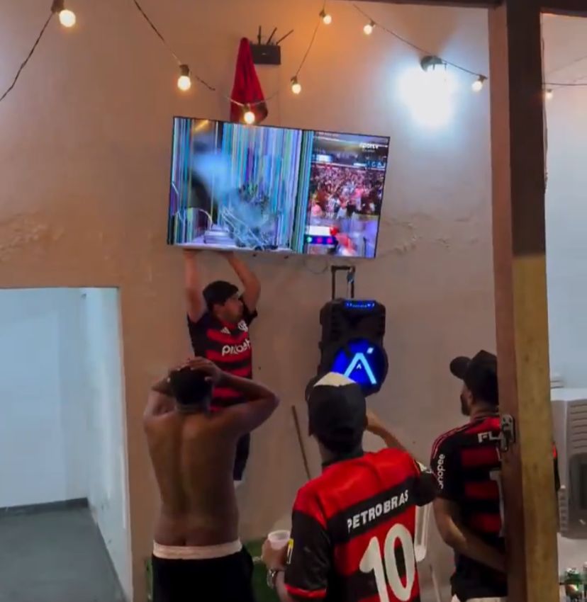 Vídeo: torcedor do Flamengo quebra a TV após eliminação na Copa do Brasi