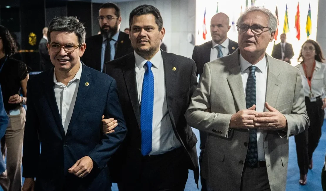 Renan Calheiros e Davi Alcolumbre fortalecem relações após ação do Senado por bolsonaristas