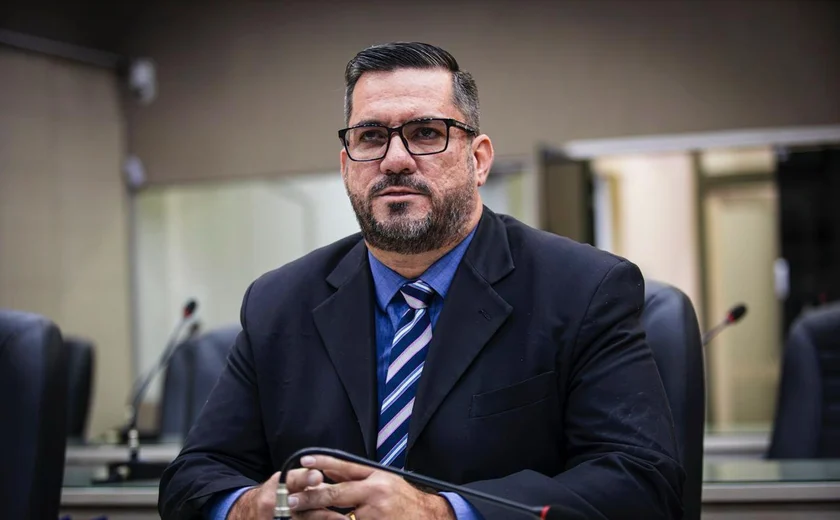 Leonardo Dias critica abandono de patinetes em Maceió e cobra ordenamento