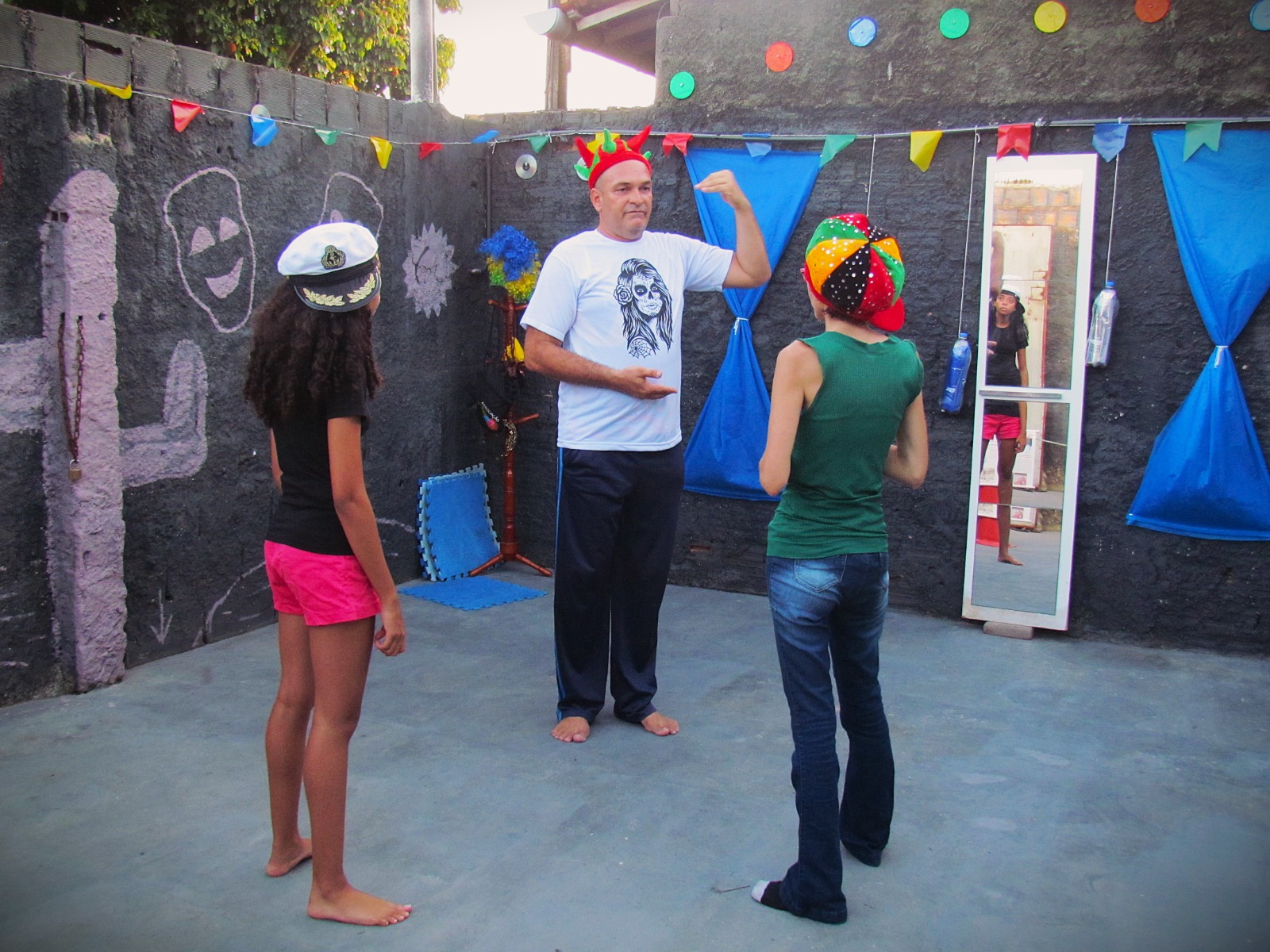 Teatro Escola Maggu abre inscrições para oficina gratuita sobre teatro de rua e cultura popular
