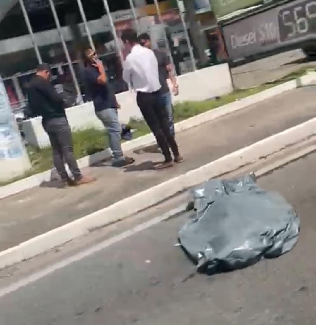 Vídeo: mulher morre após colidir moto contra um poste em Maceió