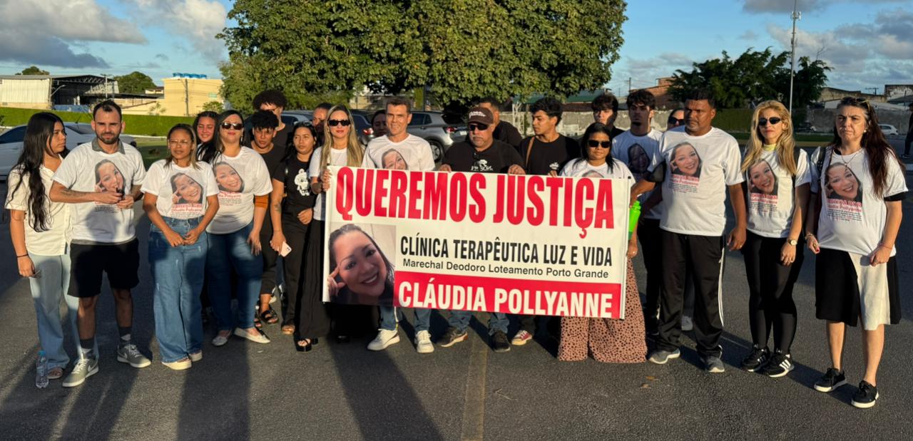 Família e amigos pedem justiça durante enterro de mulher que morreu em clínica de reabilitação em Marechal