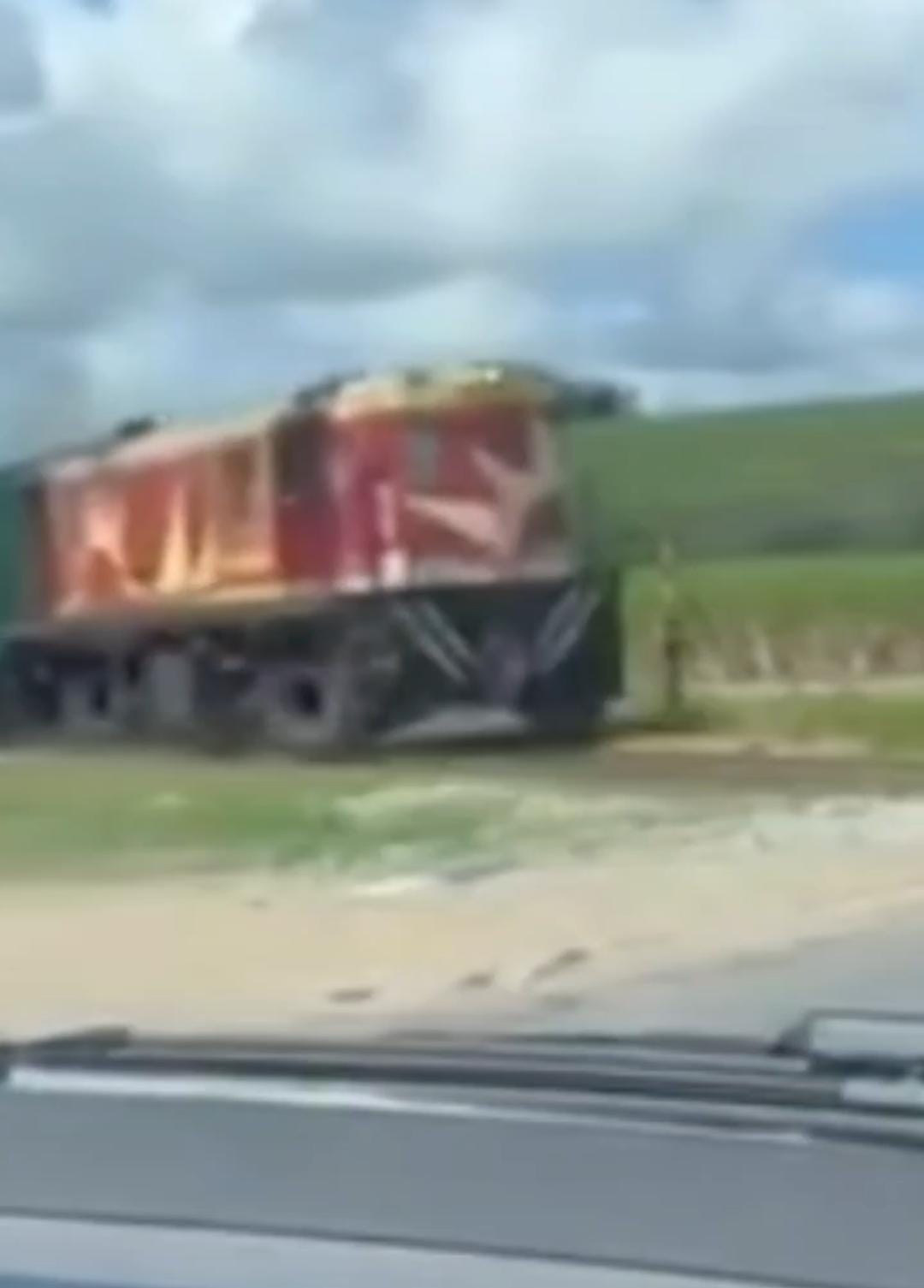 Vídeo: carro é atingido por trem enquanto passava em cruzamento em Satuba