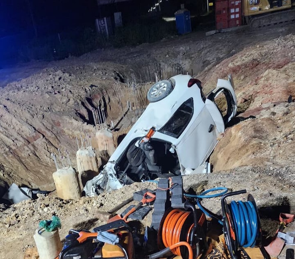 Carro despenca em buraco de obra e deixa uma pessoa morta em Marechal Deodoro