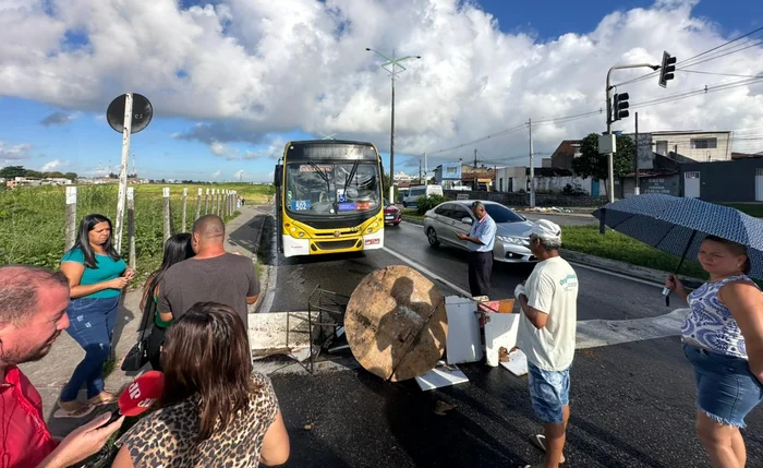 ﻿﻿Moradores fecham Avenida Josefa de Melo em protesto contra empresa de ônibus em Maceió