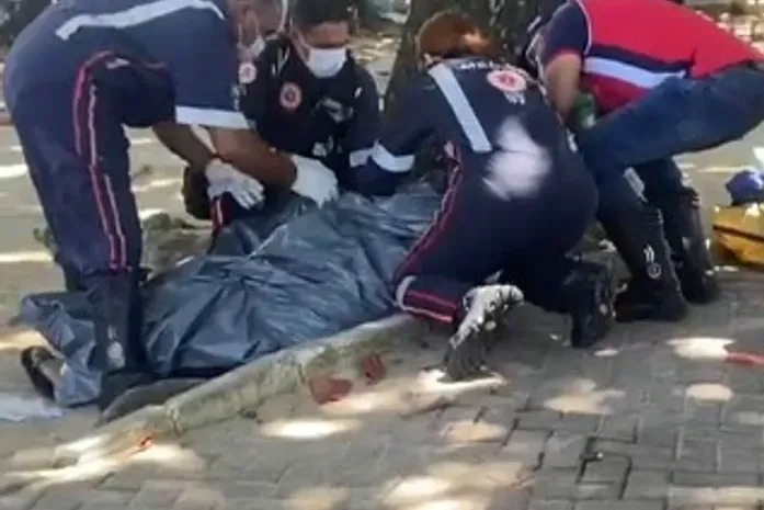 Homem assassinado na orla de Pajuçara levou quatro tiros pelas costas