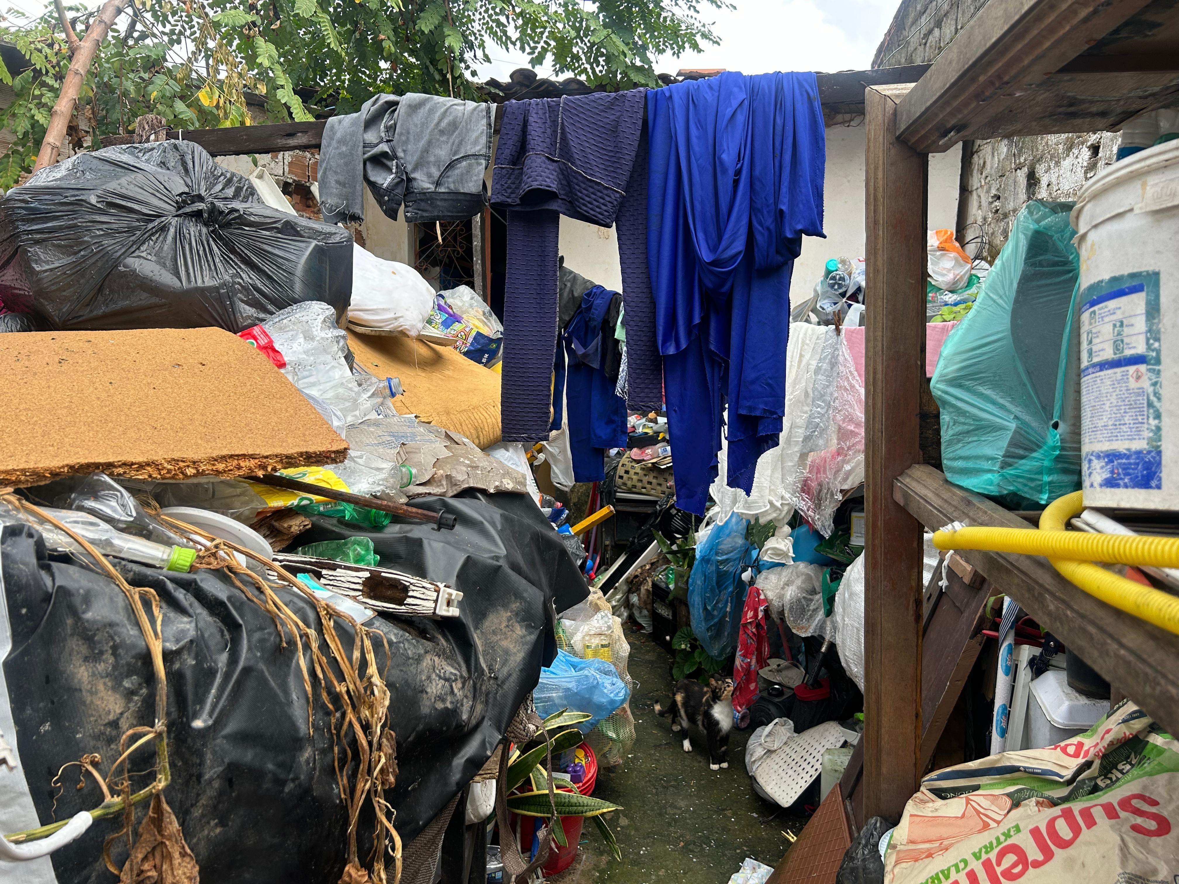 Seis toneladas de entulhos são recolhidas de duas residências no São Jorge
