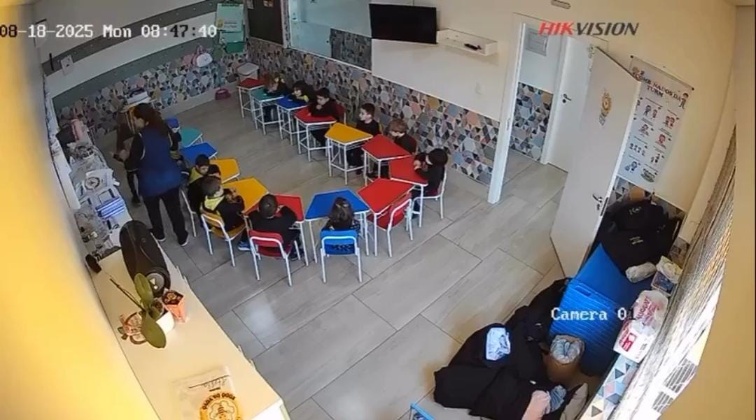 VÍDEO: professora é investigada após agredir aluno de 4 anos com pilha de livros em Caxias do Sul