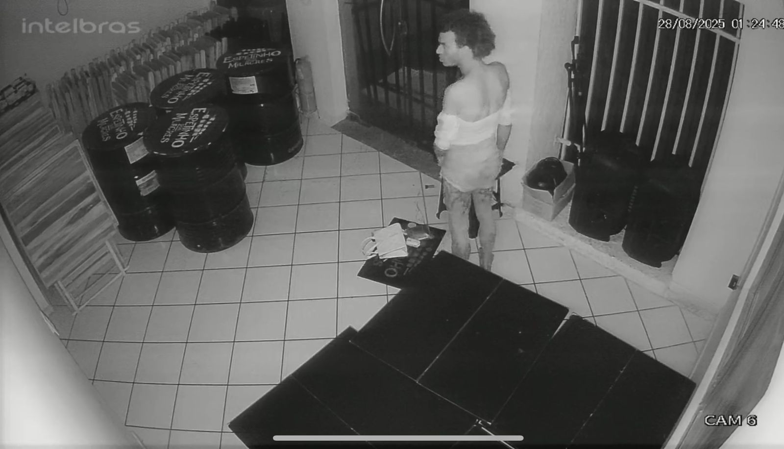 Vídeo: ﻿﻿ladrão vestido de mulher invade comércio e causa prejuízo de R$ 5 Mil em Maceió