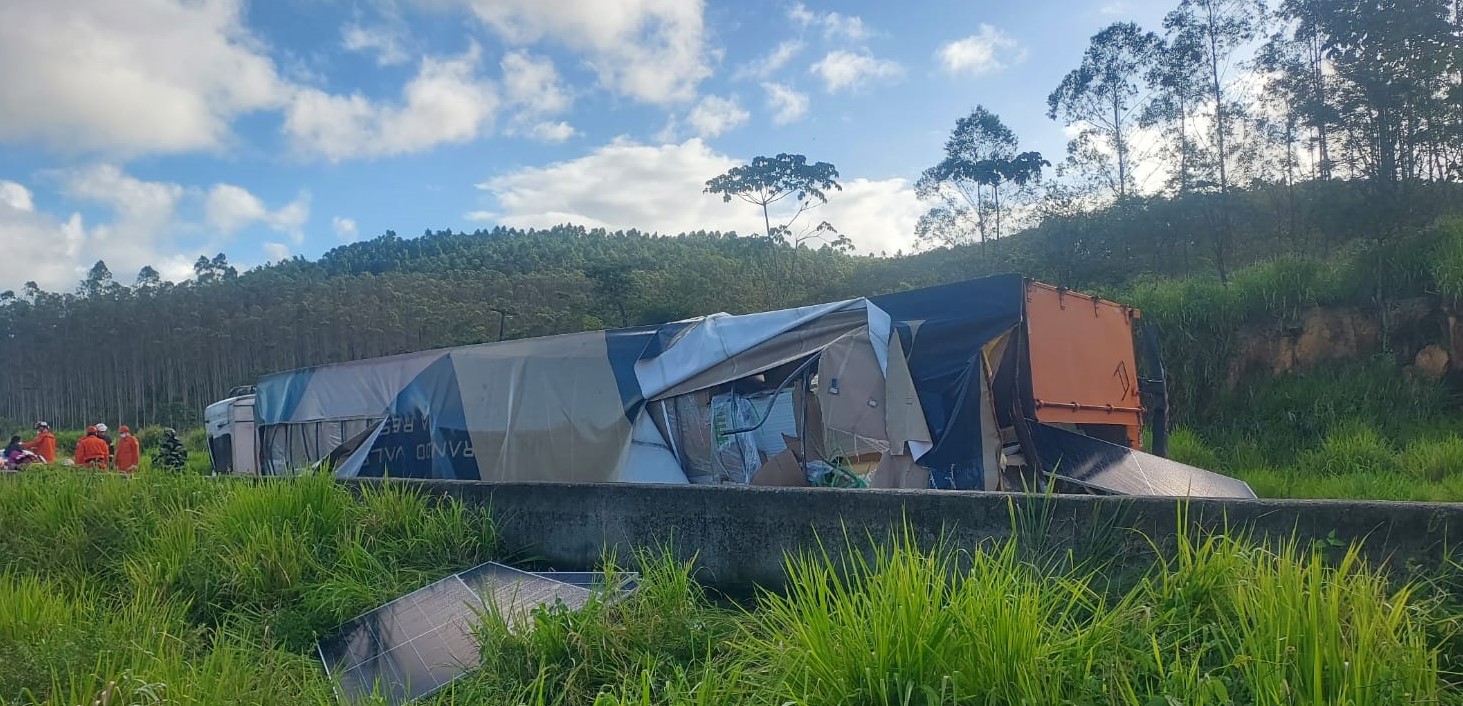 Carreta tomba e carga é saqueada na BR-101, em Messias