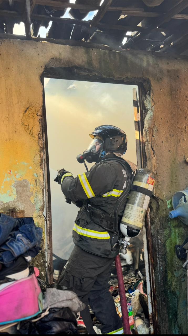 Bombeiros se mobilizam para apagar incêndio em residência em Arapiraca