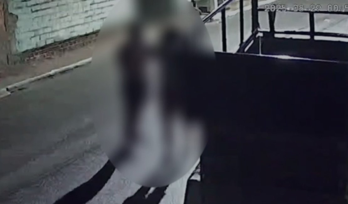 Câmeras de segurança flagram agressão de homem contra companheira no Sertão de Alagoas