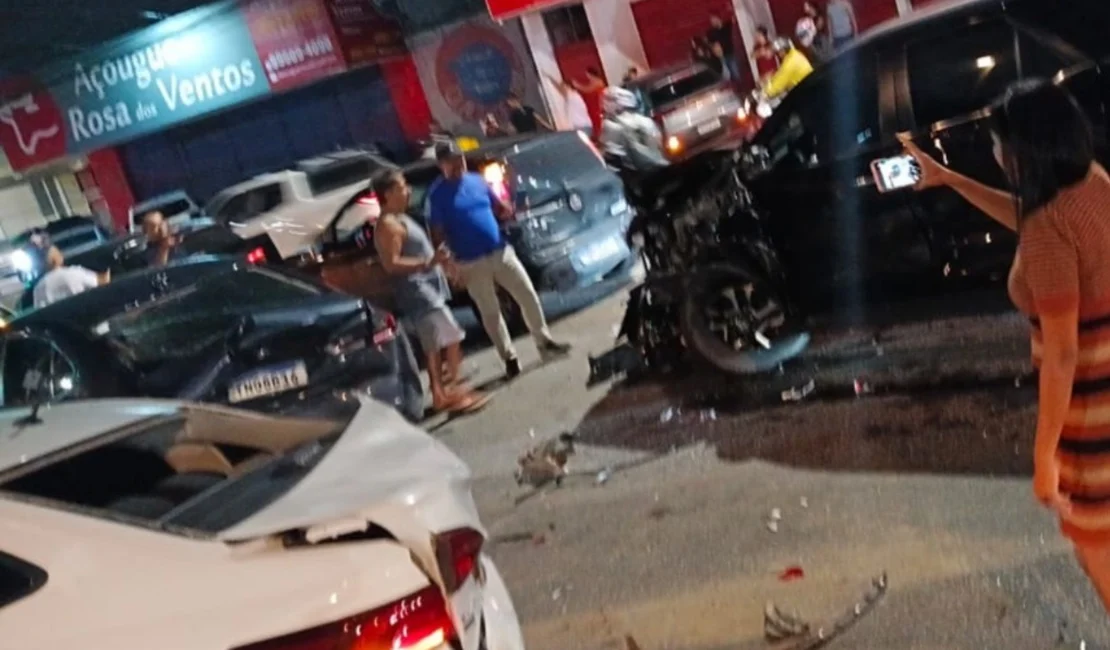 Carro de deputado estadual teria causado acidente envolvendo sete carros