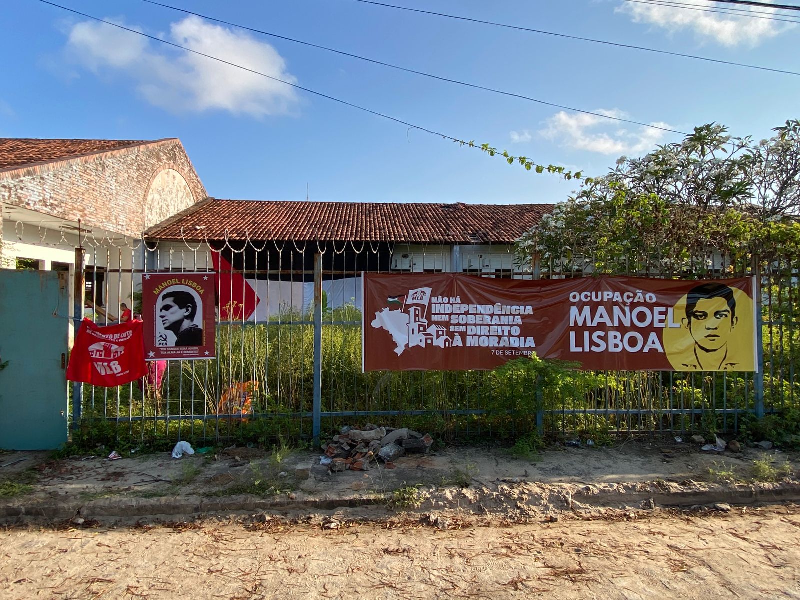Cerca de 50 famílias sem-teto ocupam antigo prédio do INSS em Maceió