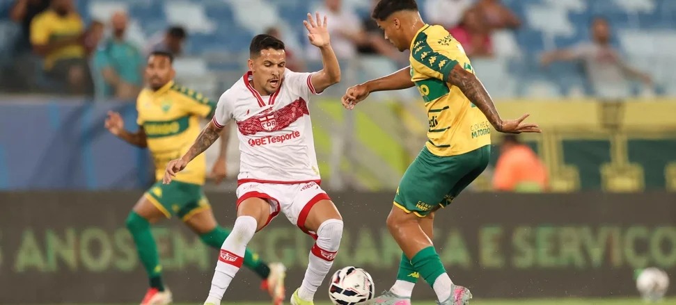 Cuiabá vence CRB com pênalti polêmico e esquenta briga pelo acesso na Série B