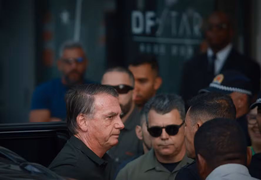 Bolsonaro sai de prisão domiciliar pela primeira vez para remover lesões na pele