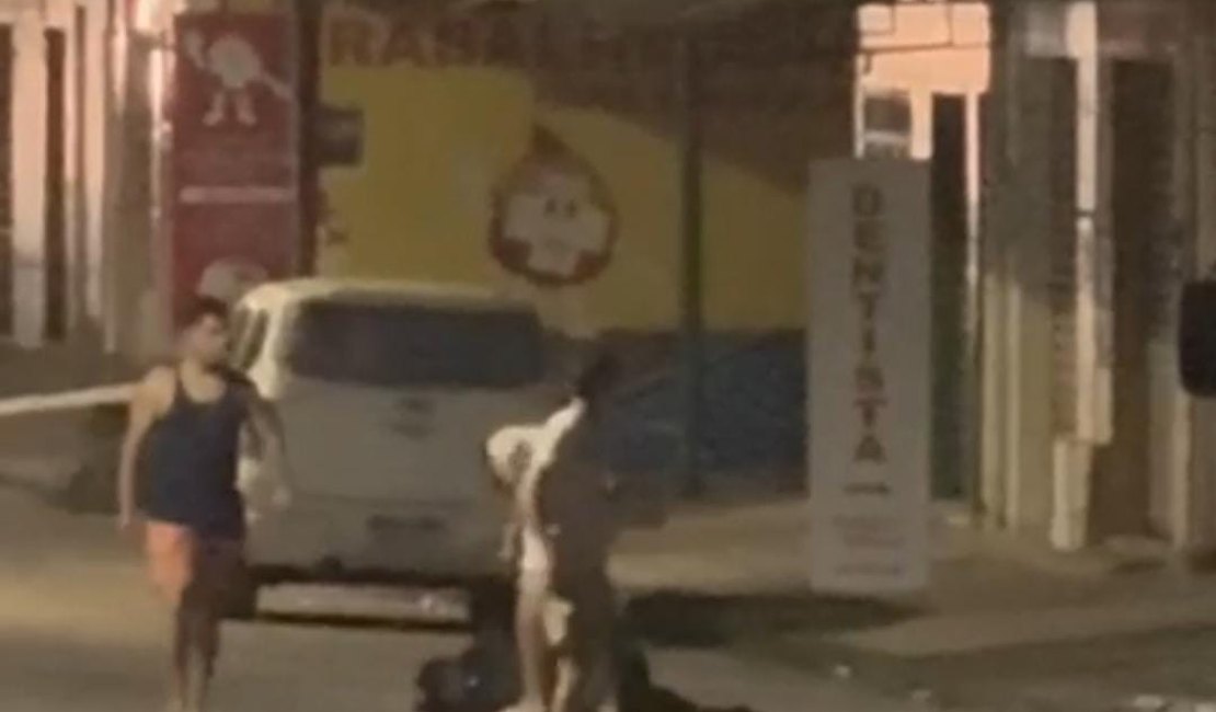 Jovens espancam homem em via pública na parte alta de Maceió