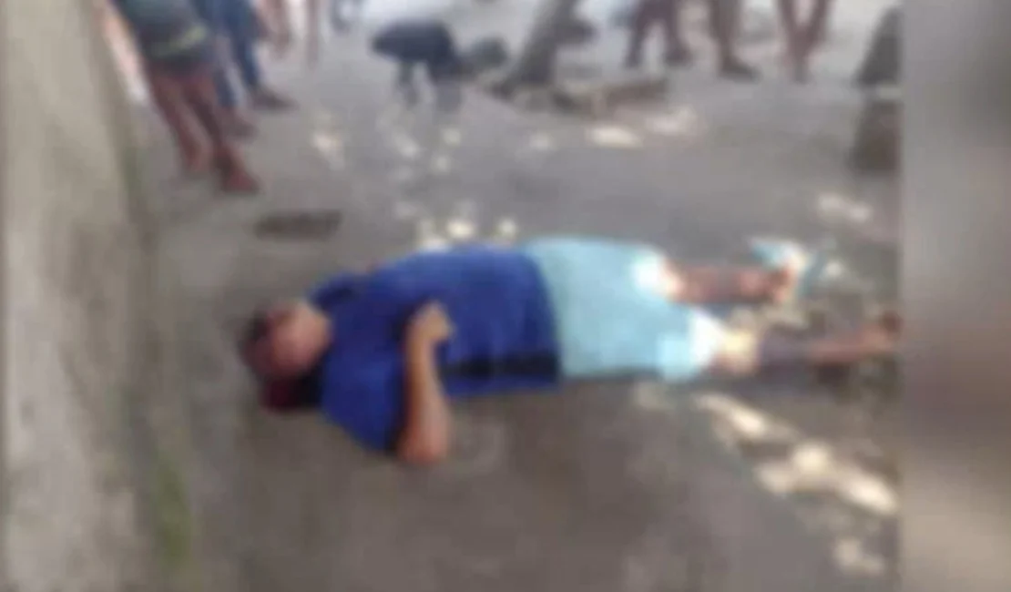Homem é morto a tiros em praça pública na parte alta de Maceió