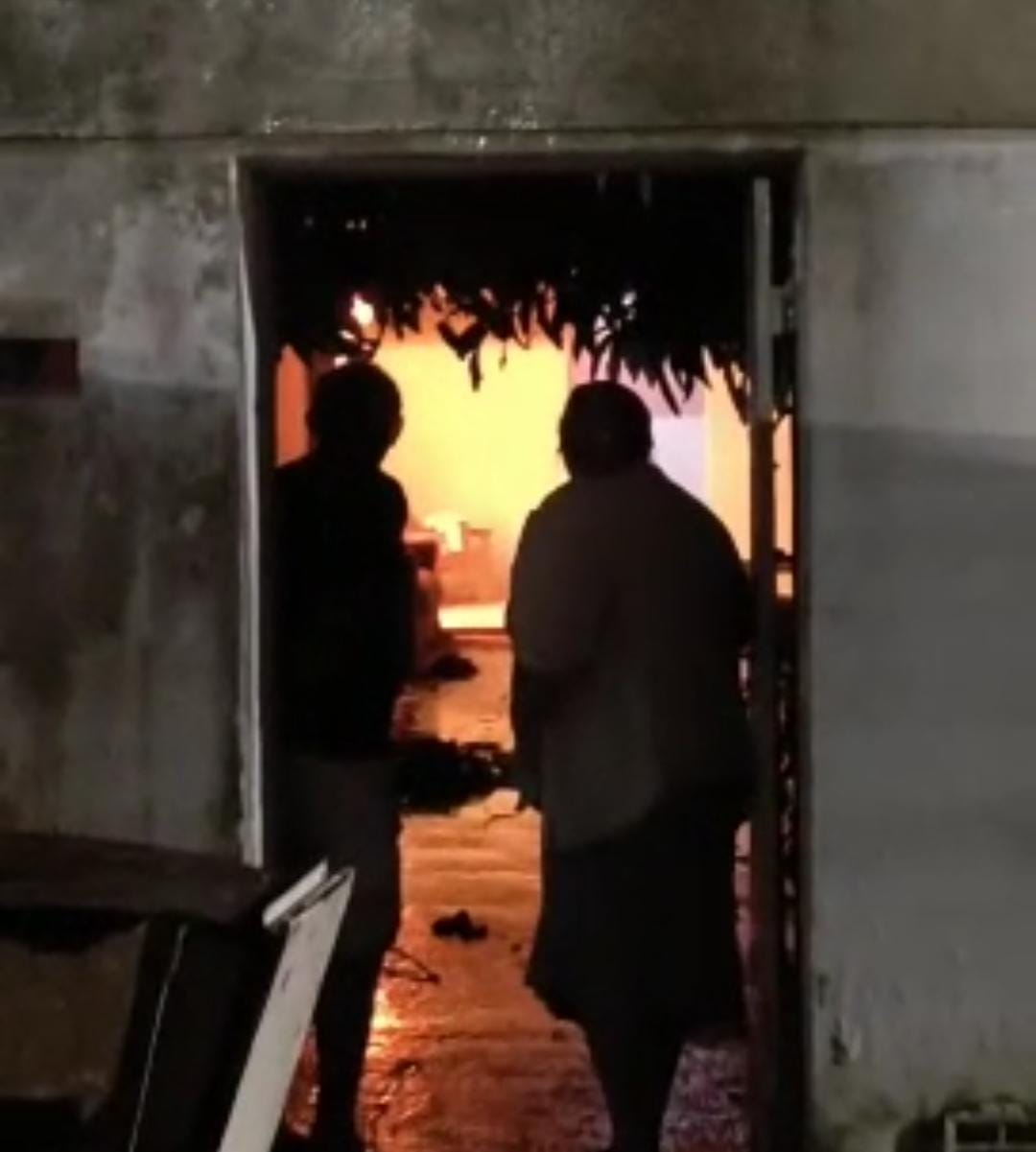 Jovem é presa suspeita de matar mãe durante incêndio em Arapiraca: 'Jesus mandou jogar no fogo'